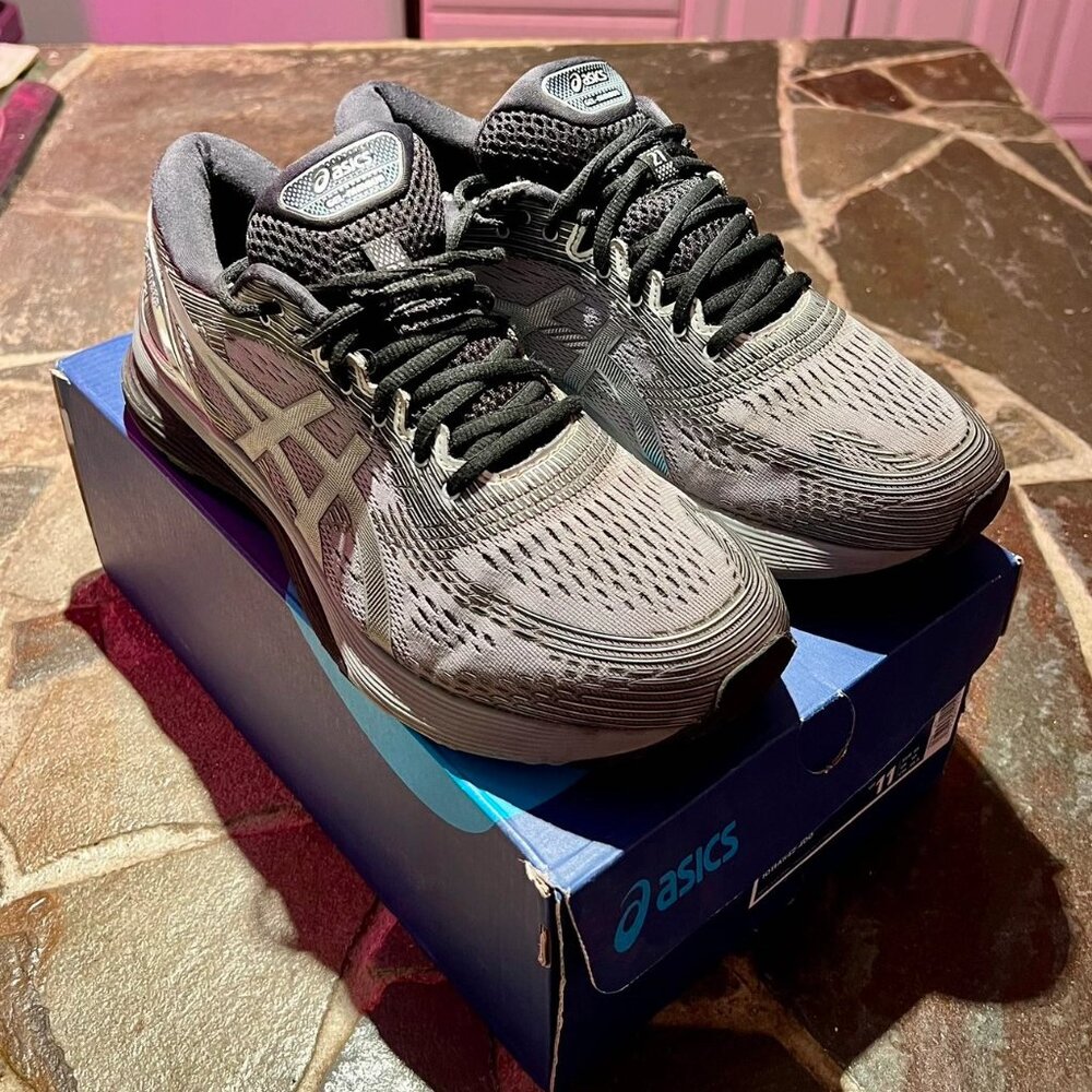 ASICS Gel-Nimbus 21 Platinum Sheet Rock Silver (Men’s 11)(EUC)